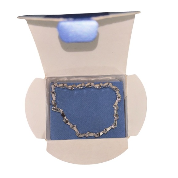 Avon Rhinestone Tennis Bracelet Vintage Size Small 7 Inch - Picture 2 of 8